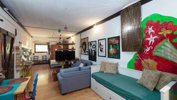 Smart TV, books, stereo