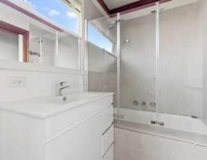 Combined shower/bathtub, hair dryer, towels, soap
