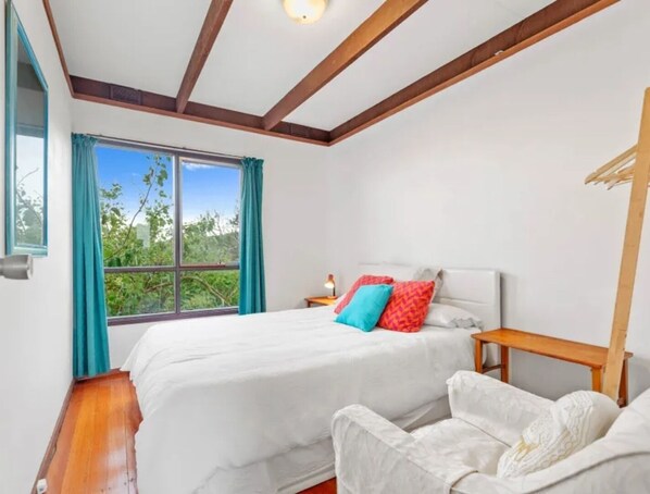 4 bedrooms, desk, bed sheets