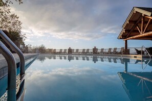 Una piscina techada, una piscina climatizada