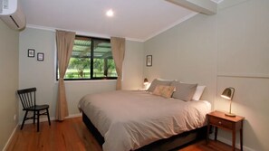 3 bedrooms, free WiFi, bed sheets - Sahara Trails 'House' - WiFi, Air Conditioning, Horse Riding and much more !! (Anna Bay)