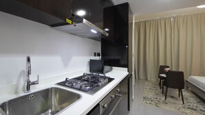 Standard-Apartment | Eigene Küche | Großer Kühlschrank, Mikrowelle, Toaster, Kochgeschirr/Geschirr/Besteck