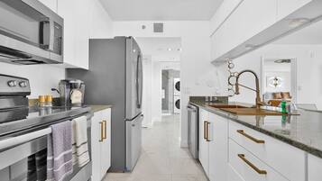 Kjøleskap, mikrobølgeovn, ovn og kokeplater