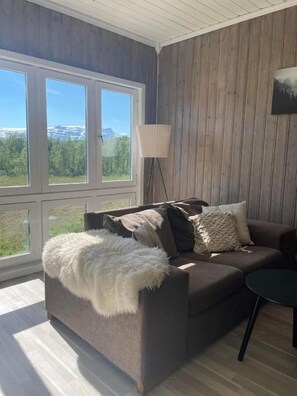 Exclusive Cabin, 3 Bedrooms, Mountain View, Lakeside | Living area