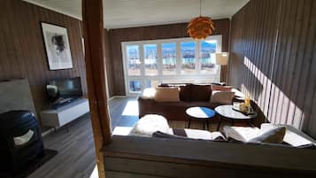 Exclusive Cabin, 3 Bedrooms, Mountain View, Lakeside | Living area | Toys