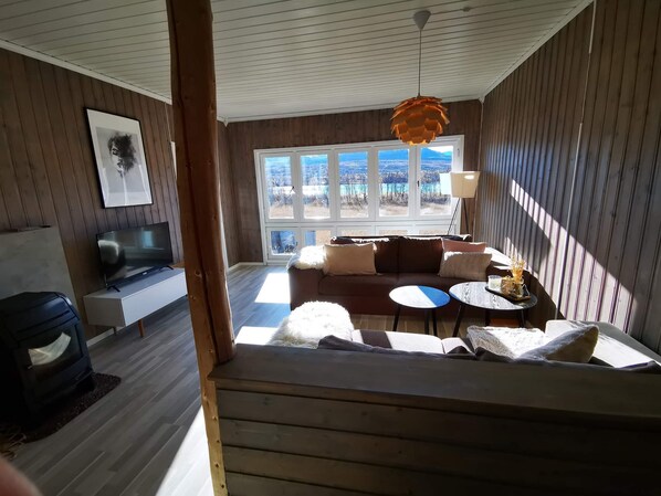 Cabaña exclusiva, 3 habitaciones, vista a la montaña, junto al lago | Área de sala de estar | Juguetes 