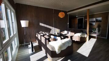 Cabane Exclusive, 3 chambres, vue montagne, en bord de lac | Coin séjour | Jouets