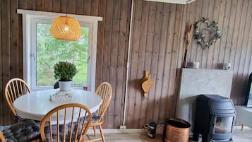 Cabane Exclusive, 3 chambres, vue montagne, en bord de lac | Coin séjour | Jouets