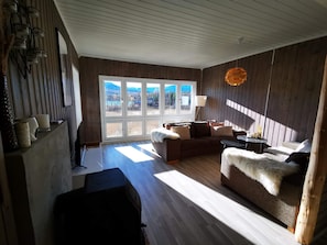 Cabana exclusivo, 3 quartos, vista para a montanha, ao lado do lago | Área de estar | Brinquedos