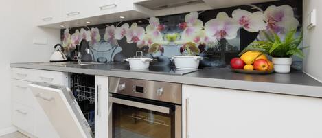 Fridge, oven, stovetop, dishwasher