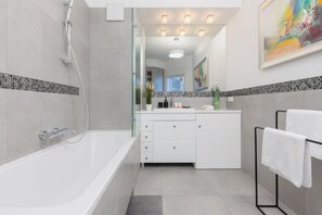 Bathtub, free toiletries, hair dryer, towels