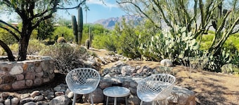Quiet desert getaway with beautiful views and heated pool, pet-friendly