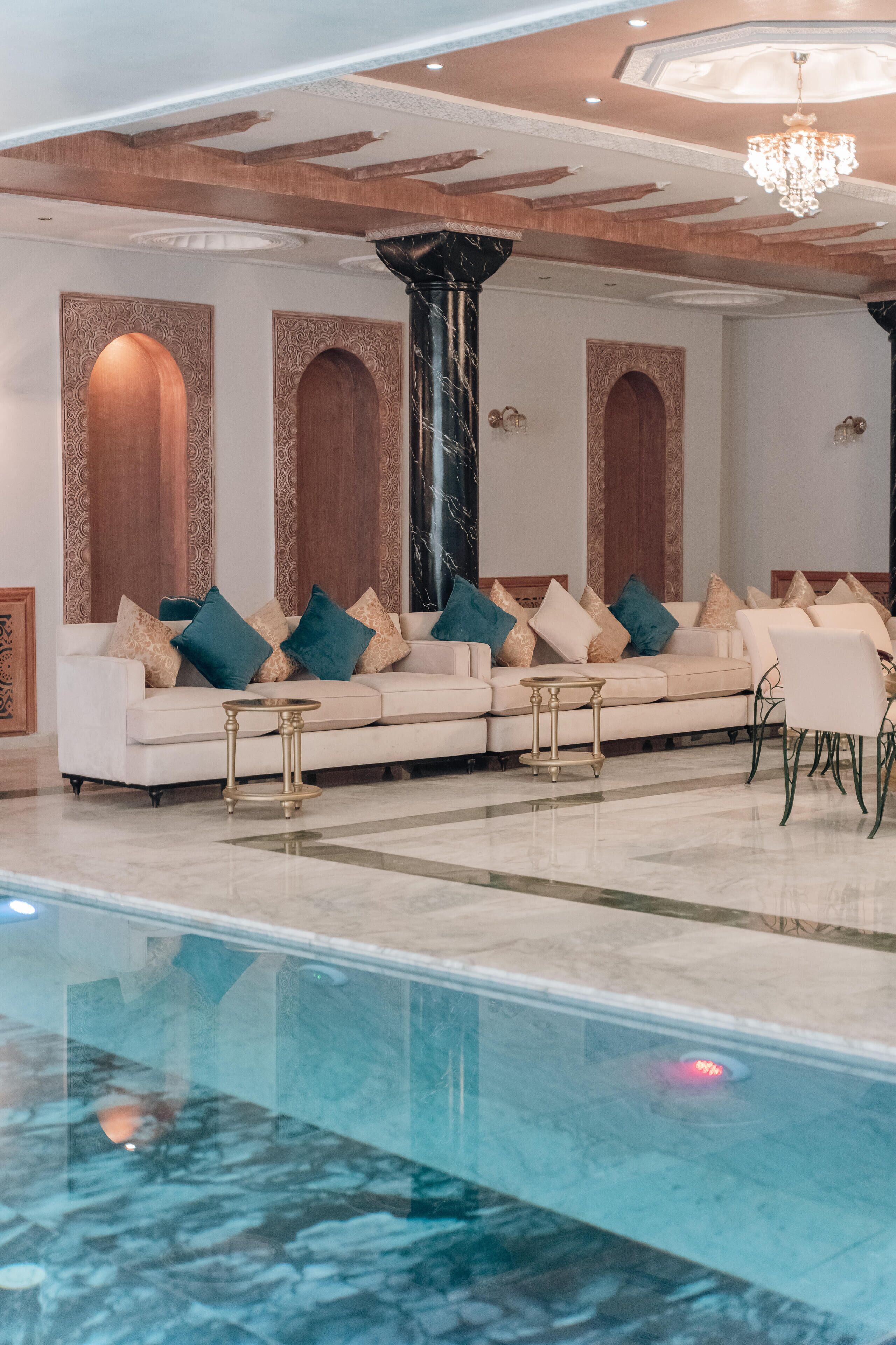 Piscine couverte, piscine extérieure, chaises longues