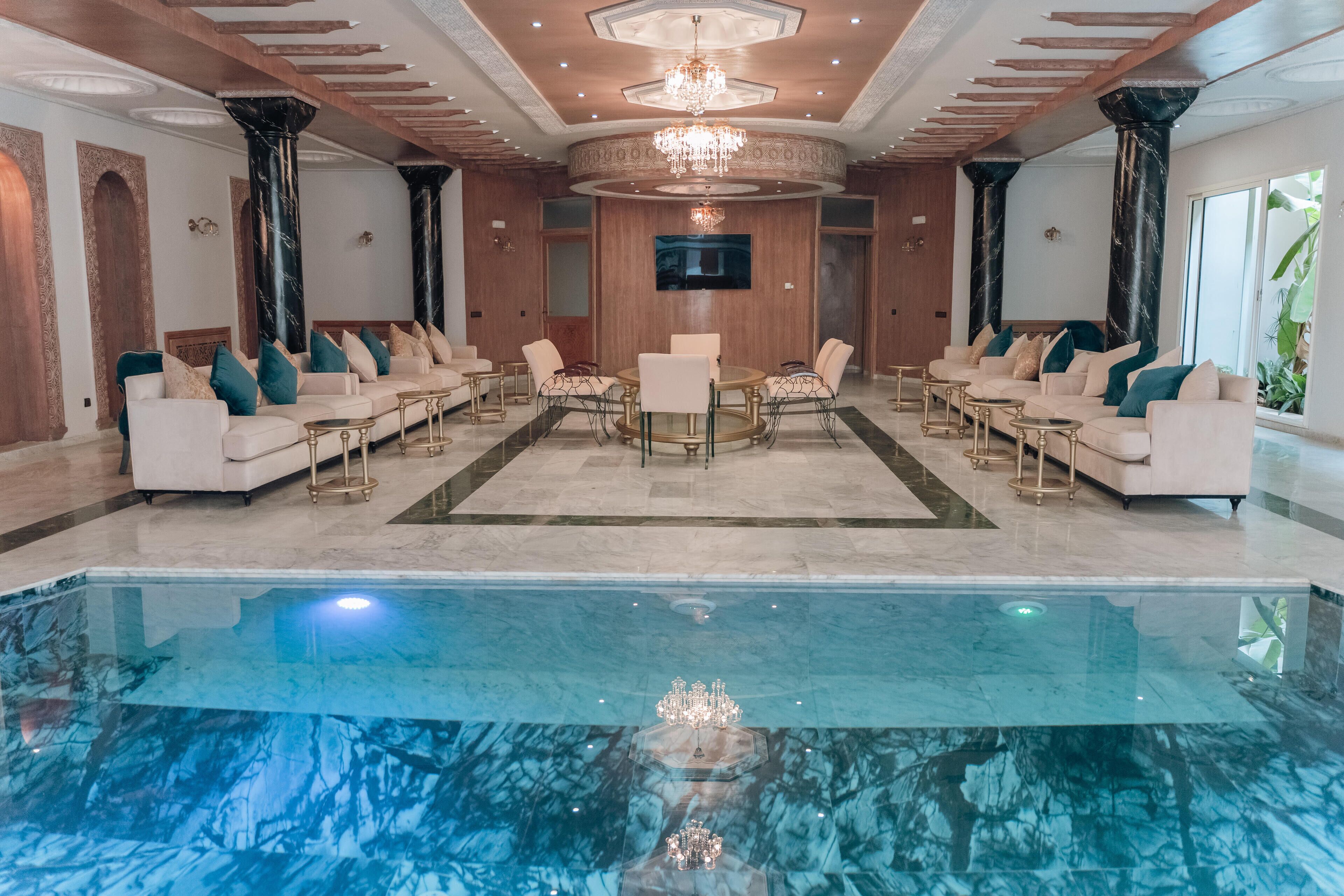 Piscine couverte, piscine extérieure, chaises longues