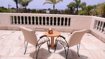 Quarto casal superluxo, 1 quarto, vista para a piscina | Terraço/pátio