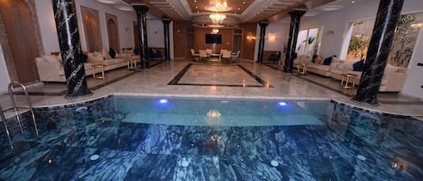 室內游泳池和室外游泳池,提供日光浴躺椅