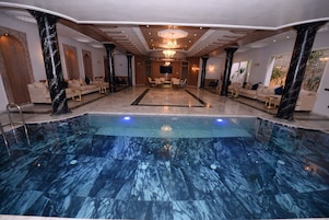 Innilaug, útilaug, sólstólar