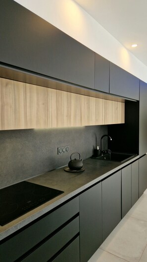 Kühlschrank, Mikrowelle, Ofen, Herdplatte