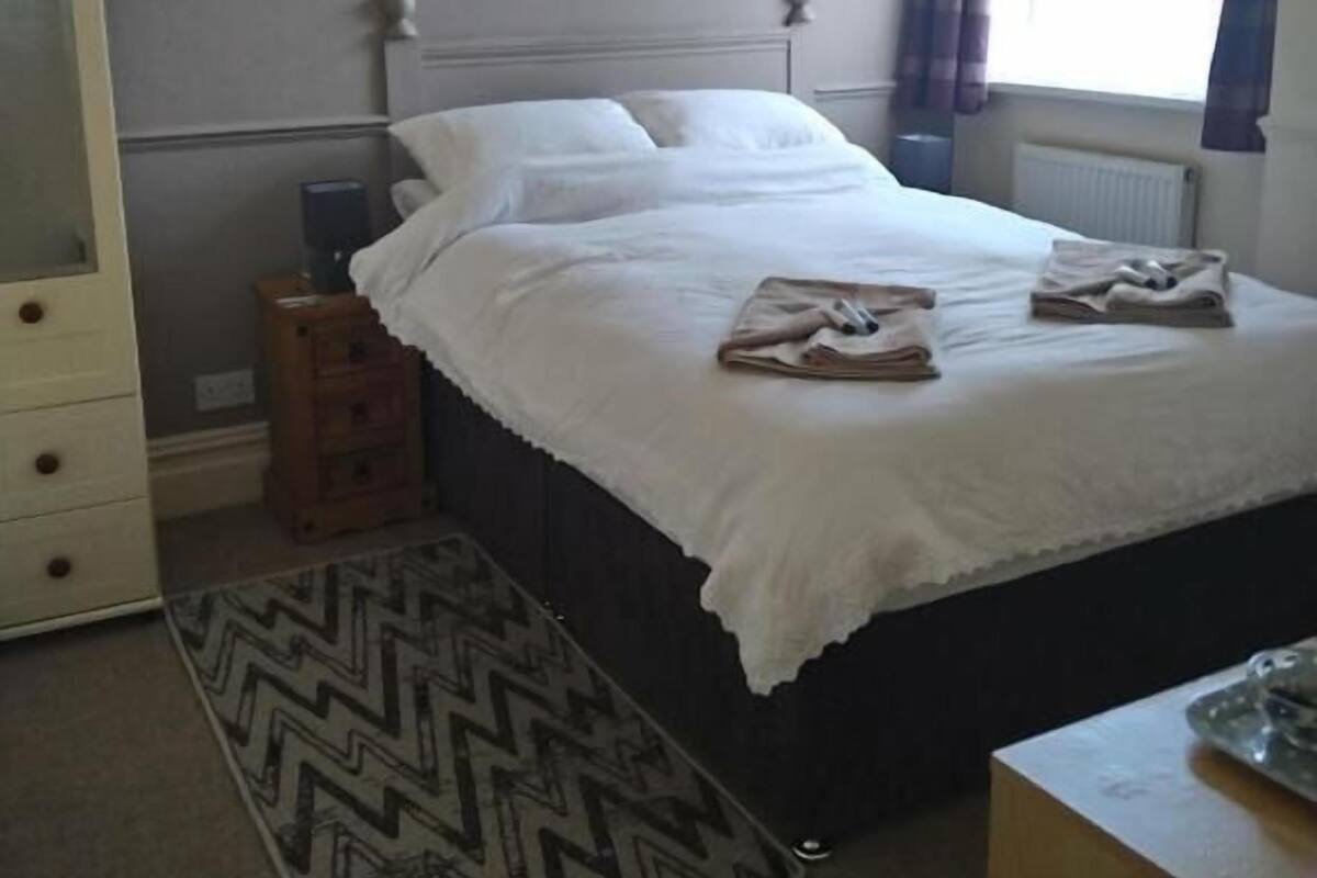 Iron/ironing board, free WiFi, bed sheets