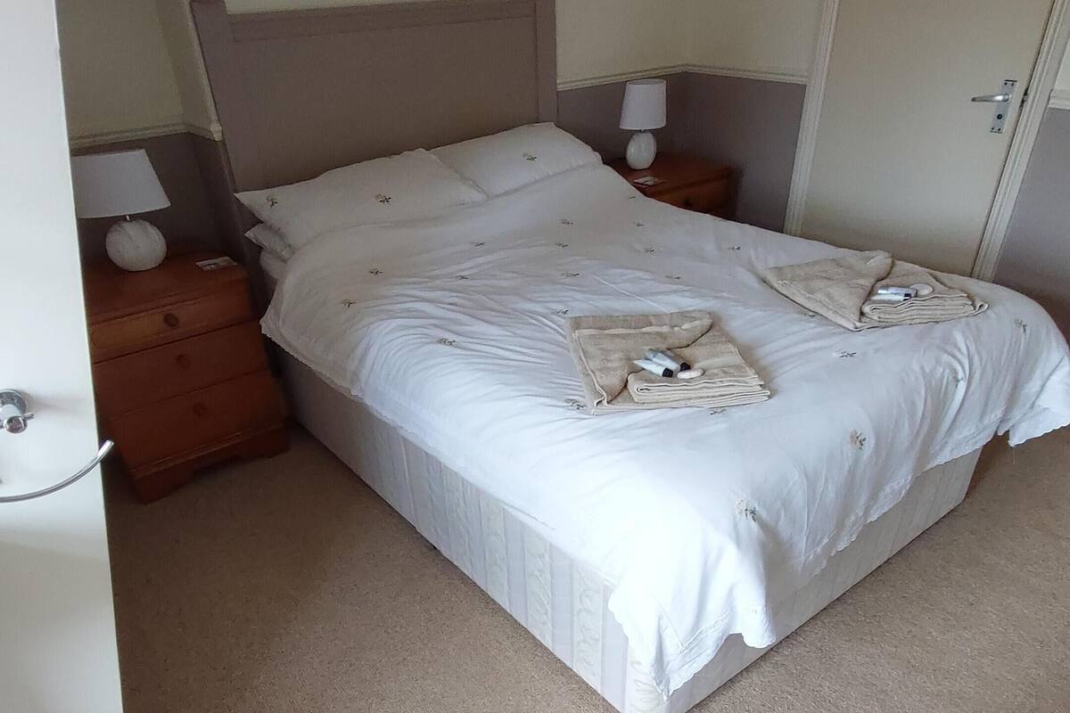 Iron/ironing board, free WiFi, bed sheets