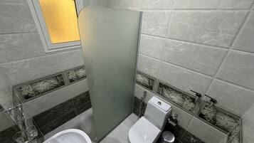 Hausschuhe, Bidet, Handtücher