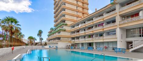 Una piscina al aire libre, una piscina climatizada