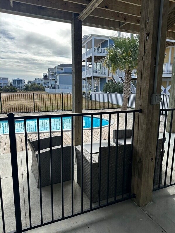 Terrace/patio - Enjoy a relaxing stay at 1204 ENS - Lil Nauti, a charming 3-bedroom home in Sunset Beach. (Sunset Beach)