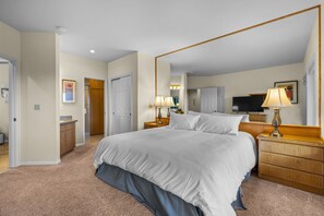 2 Schlafzimmer, Schreibtisch, BĂŒgeleisen/BĂŒgelbrett, kostenloses WLAN