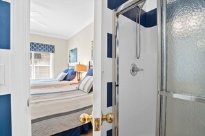 4 slaapkamers, een strijkplank/strijkijzer, gratis wifi, beddengoed
