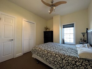 4 bedrooms, desk, iron/ironing board, free WiFi