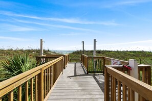 Property grounds - Nicely decorated & well maintained oceanfront condo +Free Attraction Tickets! (North Myrtle Beach)