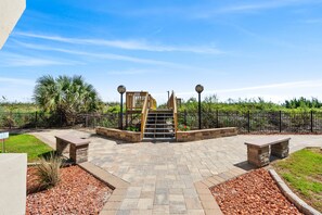 Property grounds - Nicely decorated & well maintained oceanfront condo +Free Attraction Tickets! (North Myrtle Beach)