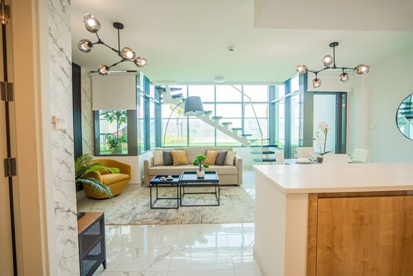 Departamento Elite | Área de sala de estar | Televisión de pantalla plana de 45 pulgadas con canales por cable 