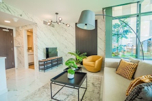 Departamento Elite | Área de sala de estar | Televisión de pantalla plana de 45 pulgadas con canales por cable 