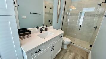 Combined shower/tub, towels, soap, toilet paper