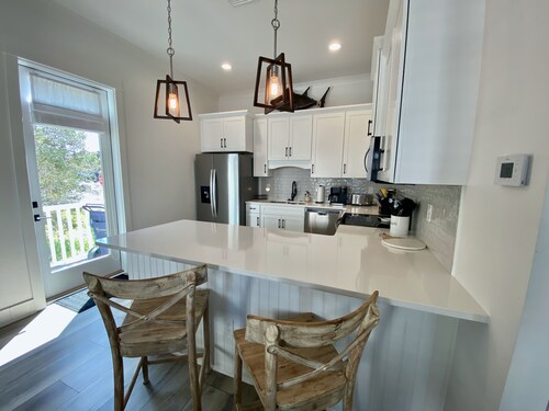 Kingfisher Cottage at Tannin - It's time for the Beach! Book Now!