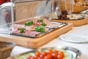 含每日吃到飽早餐