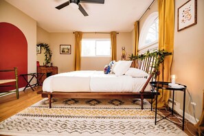 2 bedrooms, desk, iron/ironing board, travel cot - Camp Chicory · 4-Season Porch + Hot Cocoa Bar (Coolbaugh Township)