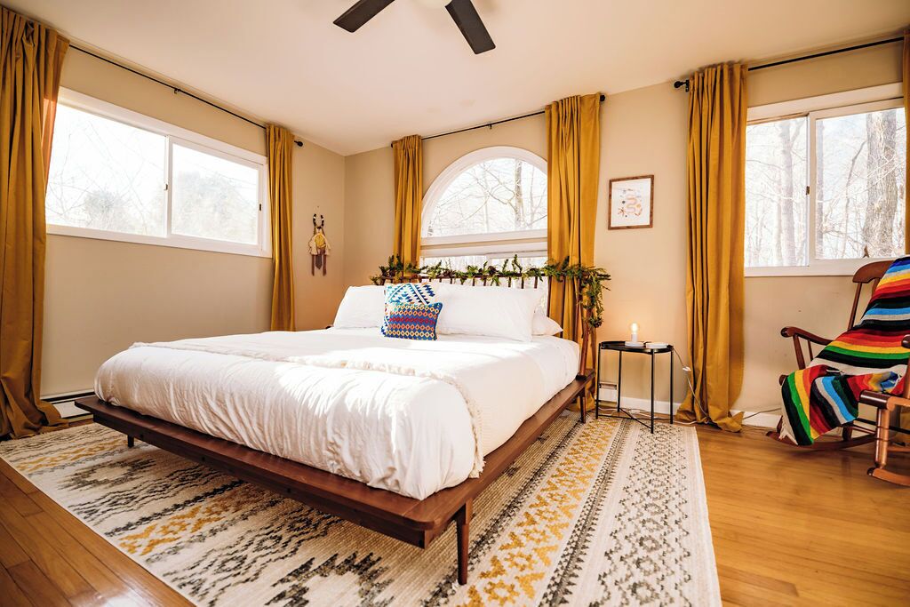 2 bedrooms, desk, iron/ironing board, travel crib