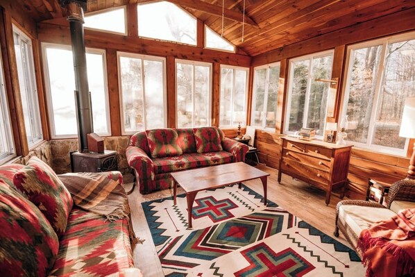 Smart TV, chimenea, bocina smart y oficina