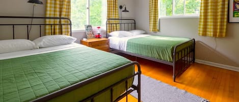 2 Schlafzimmer, Schreibtisch, Bügeleisen/Bügelbrett, Reisekinderbett