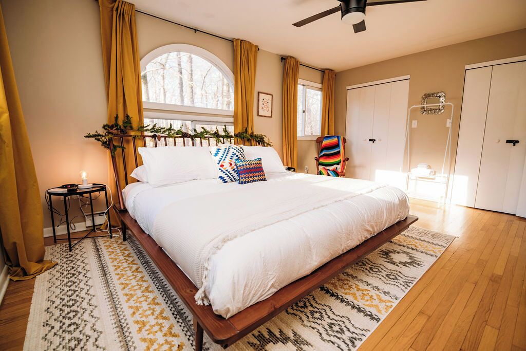 2 slaapkamers, een bureau, een strijkplank/strijkijzer, reisbedje