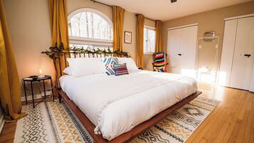 2 slaapkamers, een bureau, een strijkplank/strijkijzer, reisbedje