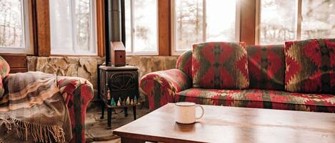 Smart TV, chimenea, bocina smart y oficina