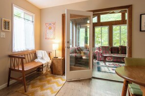 Smart-TV, Kamin, Smart Speakers, Arbeitsbereiche