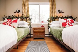 2 Schlafzimmer, Schreibtisch, Bügeleisen/Bügelbrett, Reisekinderbett