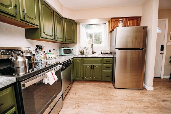 Een koelkast, een microgolfoven, een oven, een kookplaat