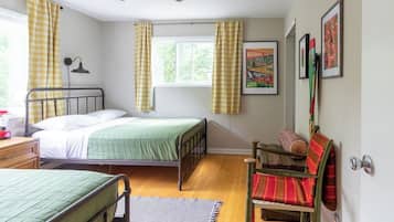 2 habitaciones, escritorio y tabla de planchar con plancha