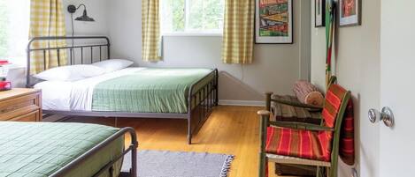 2 bedrooms, desk, iron/ironing board, travel cot