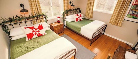 2 chambres, bureau, fer et planche à repasser, lit parapluie